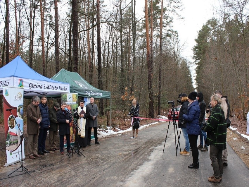 Uroczyste otwarcie nowej drogi przez tereny leśne