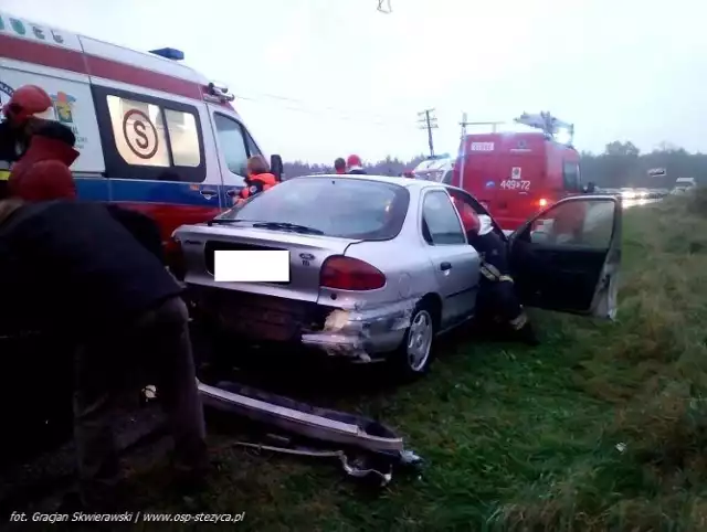 W środę w przeciągu godziny doszło pod Stężycą do dwóch wypadków drogowych. Obrażeń ciała doznało 10 osób.