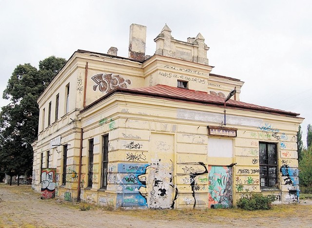 Elewacja budynku dworca będzie odnawiana dopiero wiosną. Przed zimą zostaną przeprowadzone tylko najpilniejsze naprawy.