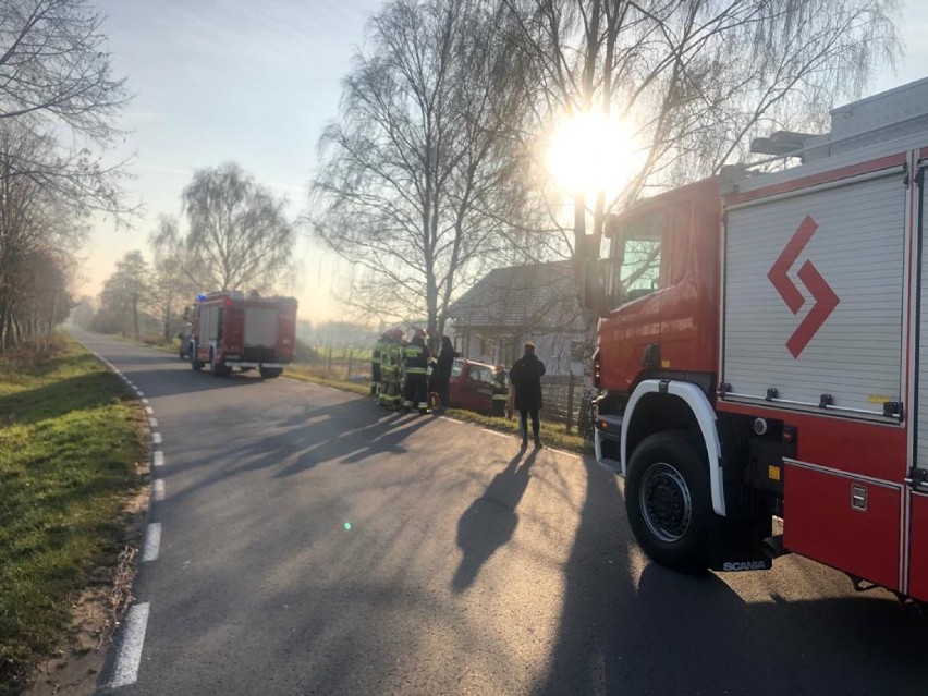 Wypadek w Cichej Górze. Pijany kierowca uderzył w drzewo. Zobaczcie zdjęcia