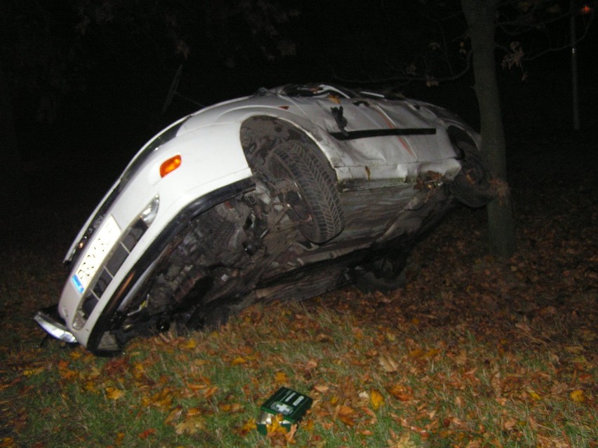 Poważny wypadek na trasie Grodzisk-Ruchocice. Wracali z dyskoteki  FOTO