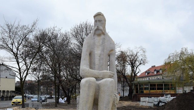 Planty miejskie w Kaliszu. Pomnik Adama Asnyka odzyskał biały kolor