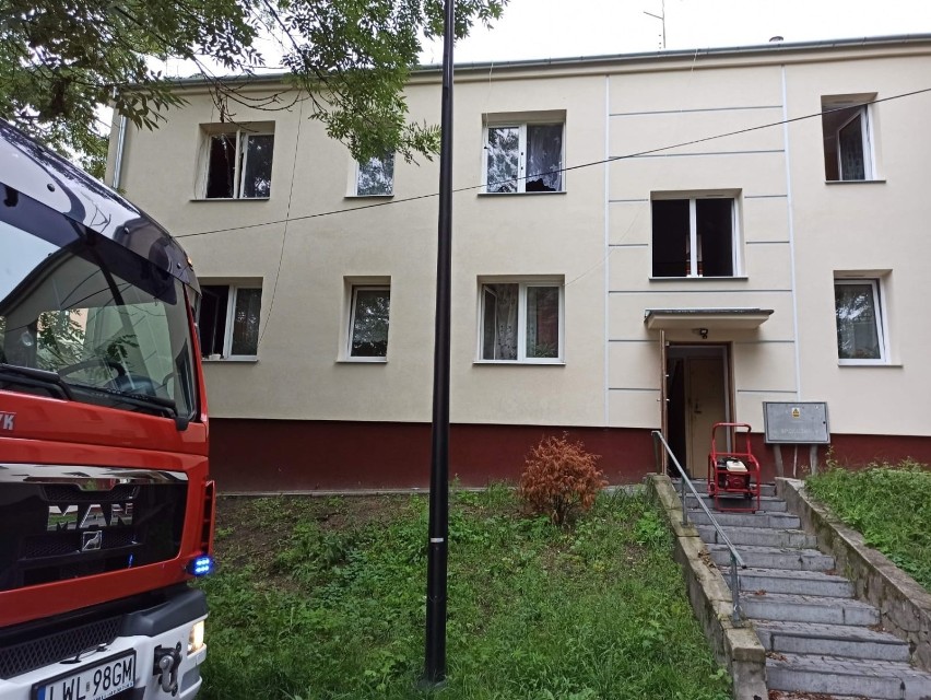 Pożar we Włodawie. Płonęło mieszkanie na parterze budynku wielorodzinnego