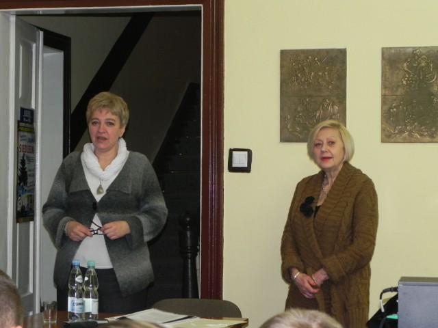 Spotkanie z Joanną Siedlecką prowadziła dyrektorka MBP w Ostrowcu Świętokrzyskim, Elżbieta Pomiankiewicz.