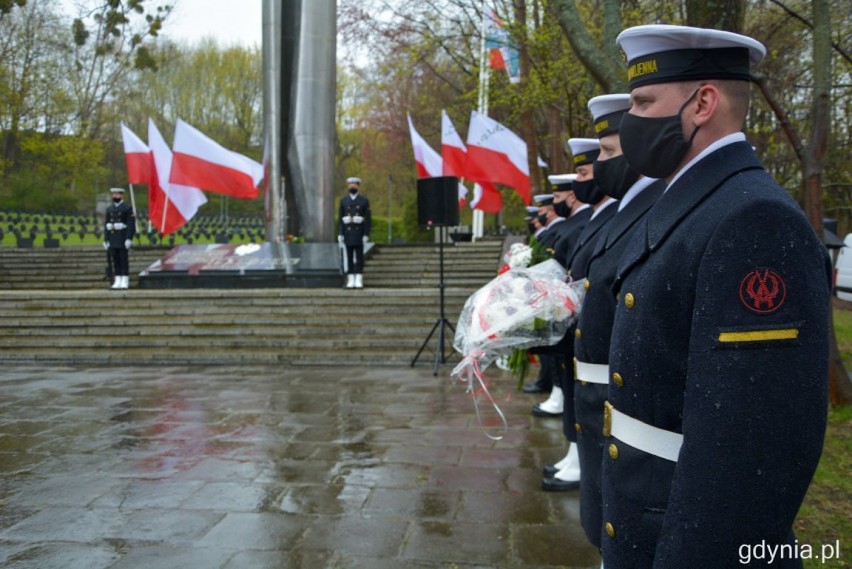 Rocznica zakończenia II wojny światowej. Kwiaty i wojskowa asysta na cmentarzu w Redłowie. 8.05.2021