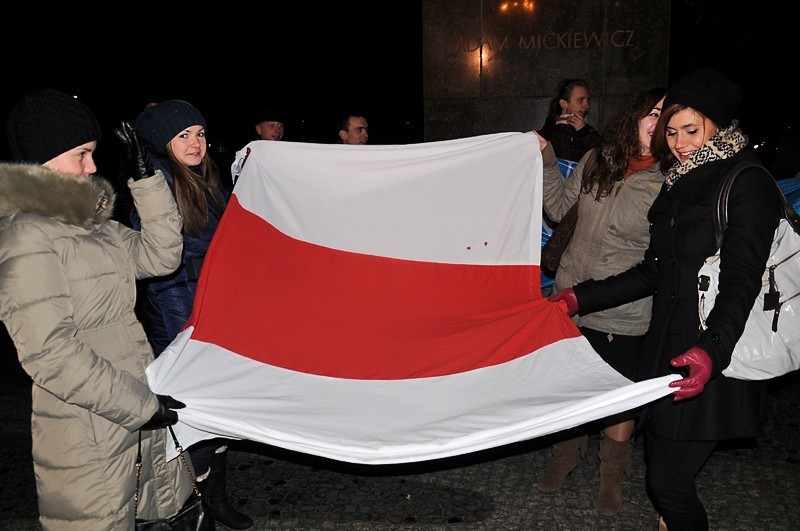Solidarni z Białorusią manifestowali na placu Mickiewicza [ZDJĘCIA]