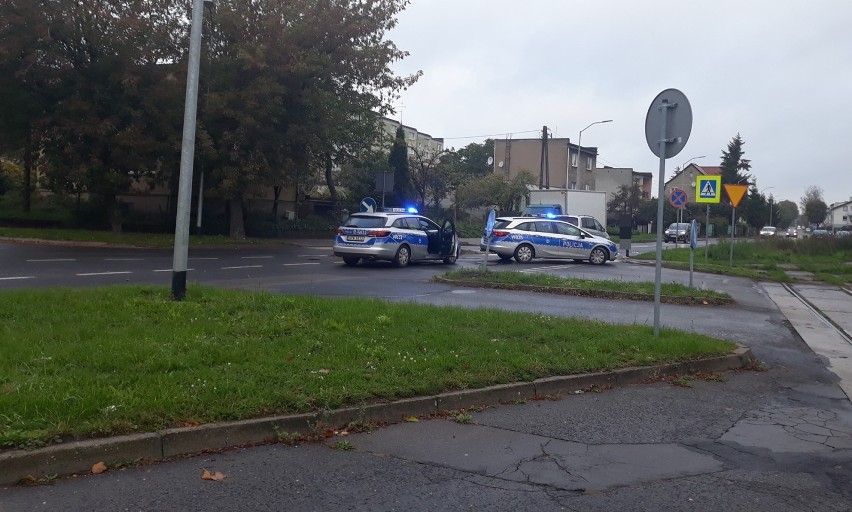 Policjanci ustalają przebieg zdarzenia na skrzyżowaniu ulic...