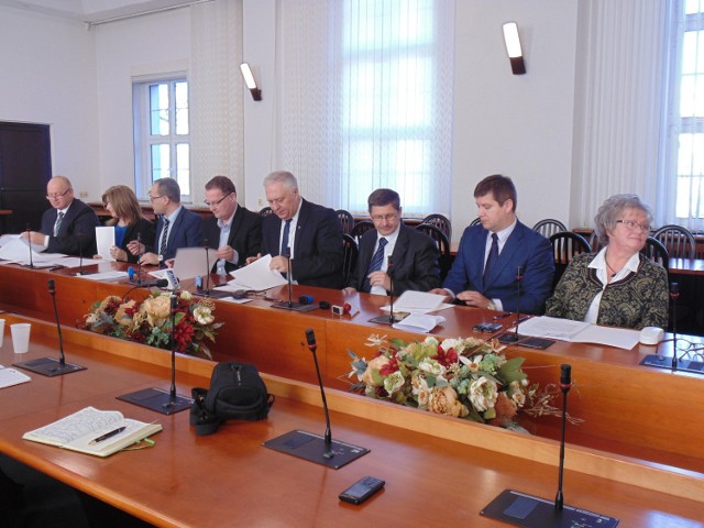 List intencyjny w sprawie modernizacji i budowy kolei w zagłębiu miedziowym podpisali w Lubinie samorządowcy z rejonu legnicko-głogowskiego, oprócz wójt gminy wiejskiej Lubin (pierwsza z prawej).