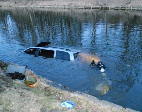 Po przybyciu na miejsce strażacy z Augustowa znaleźli samochód osobowy (Opel Sintara) znajdujący się pod wodą zanurzony na wysokość dachu. Samochód stał na kołach wzdłuż brzegu w odległości około 1 metra od linii brzegowej. 

Śmierć mężczyzny po bójce w Białymstoku