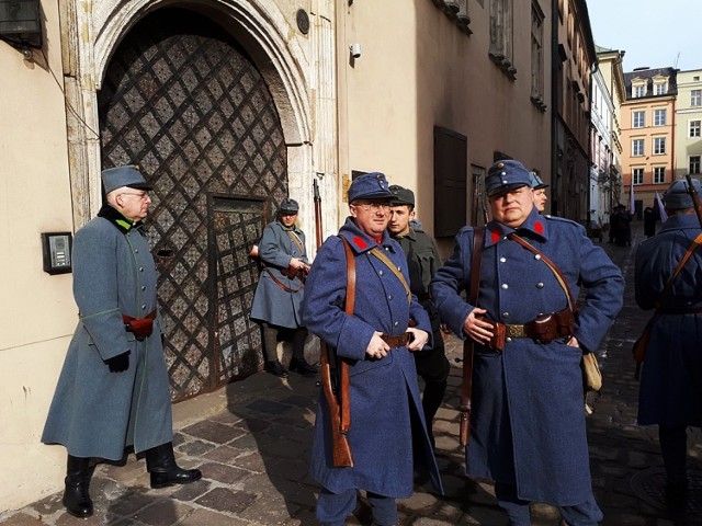 Tomasz Machowski (w środku): producenci chętnie angażują grupy rekonstrukcyjne, takie, jak GRH Gorlice 1915