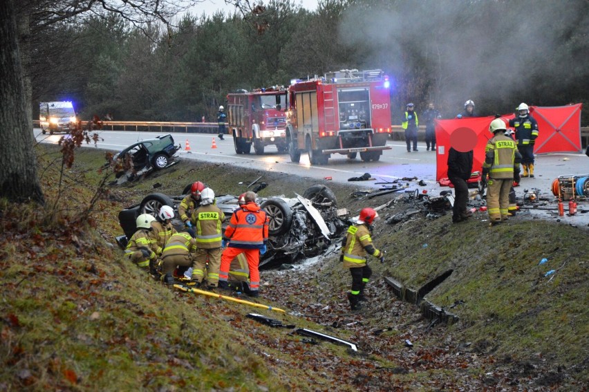 Leśnice. Kolejny tragiczny wypadek samochodowy na DK6. Zginęły dwie osoby, pięć poszkodowanych