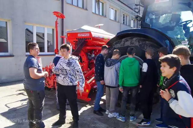 Zespół Szkół Centrum Kształcenia Rolniczego  w Sędziejowicach zaprosił na dzień otwarty. Dotarło sporo uczniów ostatnich klas szkół podstawowych z regionu.