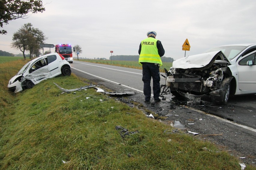 Wypadek na DK 15 pod Koźminem Wlkp. 20-latek nie ustąpił pierwszeństwa. Dwie osoby trafiły do szpitali [ZDJĘCIA]