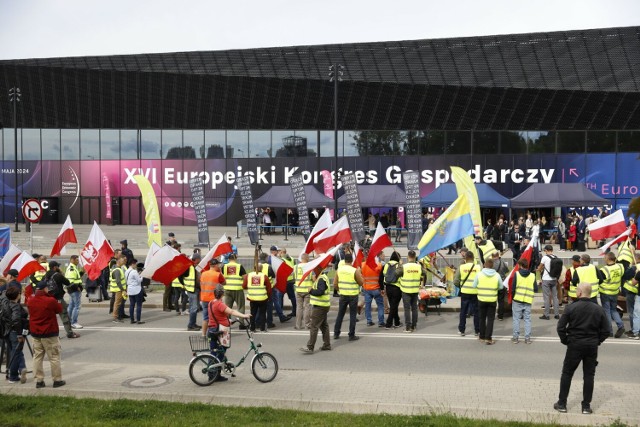 Protest rolników w Katowicach: "Protestujemy w obronie polskiej ziemi".