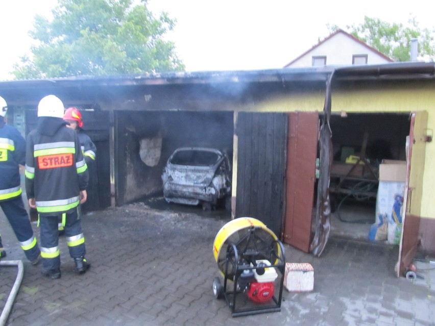 Pożar w Grabowie. Zapalił się samochód i garaż