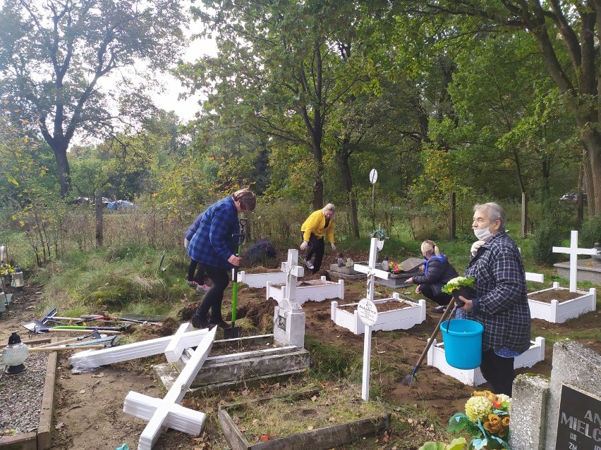 Projekt "Ocalić od zapomnienia". Stowarzyszenie Otwarta Dłoń z Karkowa pod Chociwlem odnowiło i posprzątało kwaterę dziecięcą na cmentarzu