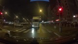 Szalona jazda pijanego kierowcy tira ulicami Warszawy. Staranował 10 samochodów. Policja publikuje film