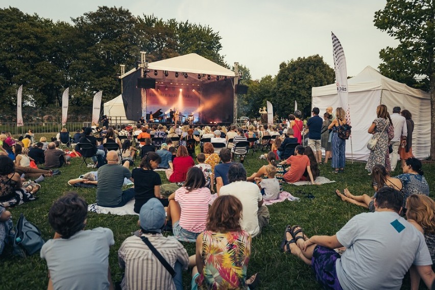 Weekend pełen atrakcji w Multimedialnym Parku Fontann:  spotkanie z gwiazdami i rodzinny piknik