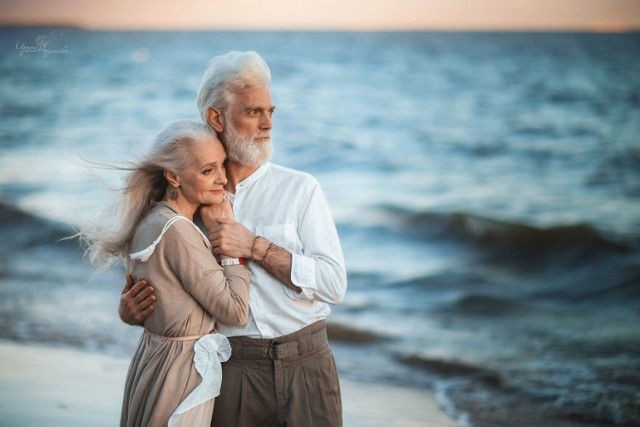 Rosyjska fotografka uwieczniła na zdjęciach starszą parę.Miłość nie zna wieku!

W czasach, kiedy trwałe związki należą do rzadkości, takie obrazy robią wrażenie. Nic dziwnego, że zdjęcia rosyjskiej fotografki, Iriny Nedyalkovej szerują ludzie z całego świata.