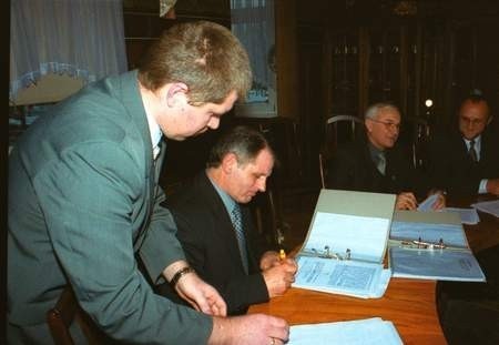 Zbigniew Stubba (z lewej), pełnomocnik firmy Zieleń Miejska oraz Marian Stubba, nowy właściciel, podpisują dokument zakupu firmy.