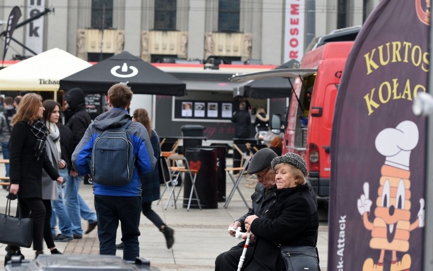 Zlot food trucków na rynku w Katowicach w kwietniu 2019