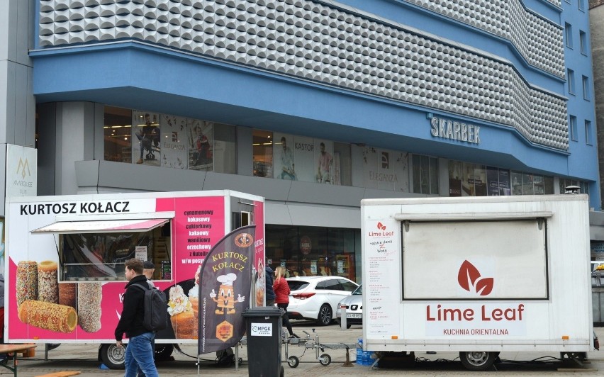 Zlot food trucków na rynku w Katowicach w kwietniu 2019