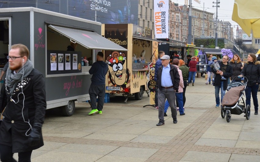 Zlot food trucków na rynku w Katowicach w kwietniu 2019