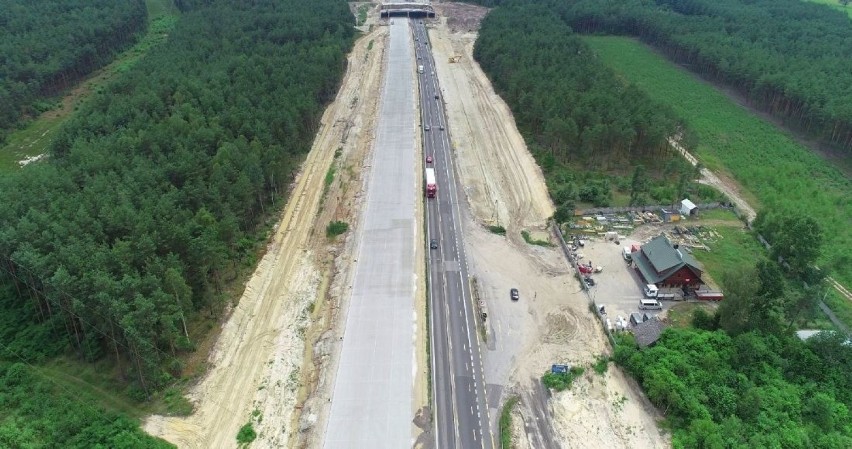 Budowa autostrady A1. Na zdjęciach z drona doskonale widać...