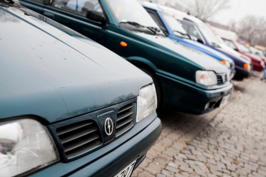Legenda Poloneza wiecznie żywa. Kultowe i rodzinne auto Polaków może być Twoje. Ile dziś kosztuje popularny „Poldek”?