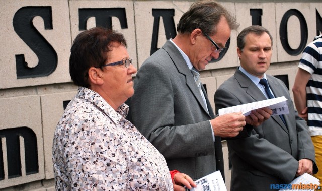 Aleja Gwiazd Żużla w Lesznie, to inicjatywa radnych PiS. Na ostatniej sesji samorządowcy nazwali tak plac biegnący od ul. 17 Stycznia do głównego wejścia na stadion.