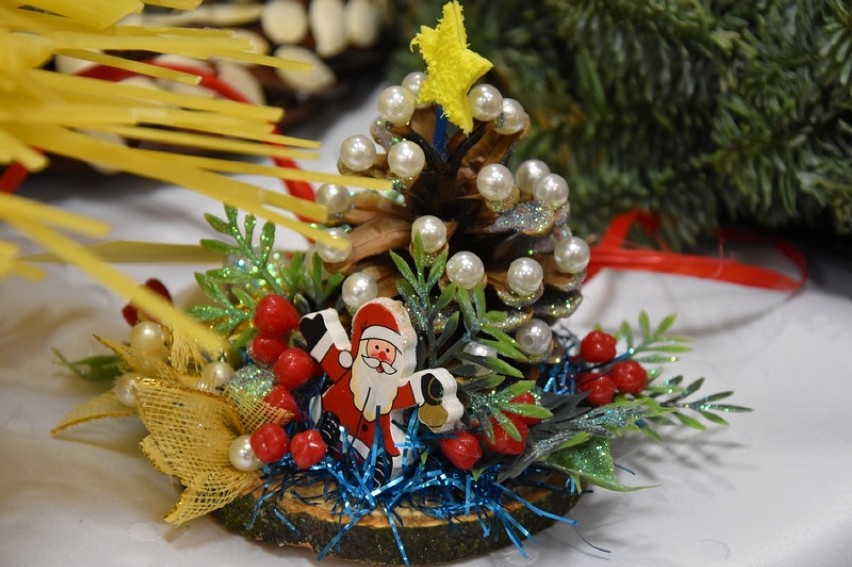 Spotkanie ze świąteczną tradycją w Broszkowicach. Były stoły suto zastawione potrawami wigilijnymi i życzenia, zabrzmiały kolędy [ZDJĘCIA]