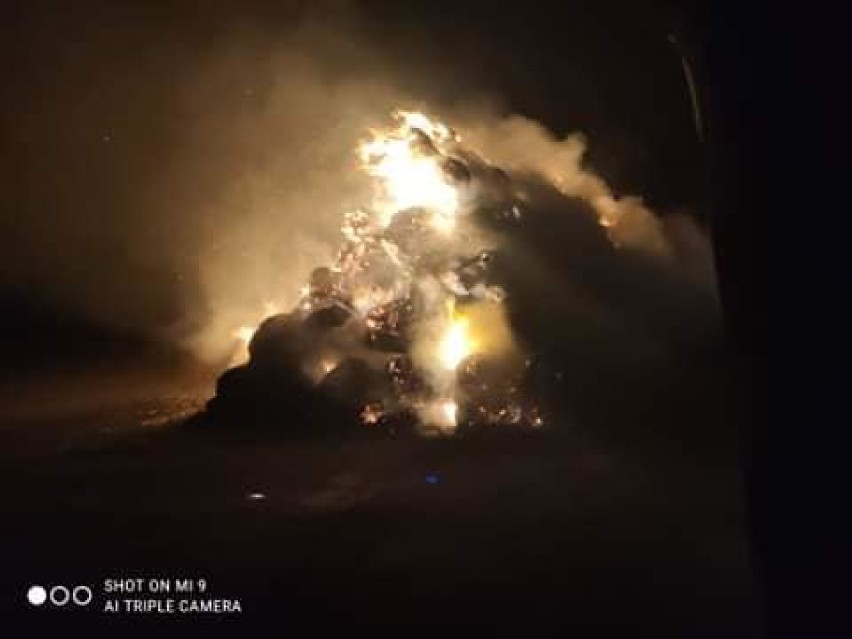 Pożar stogu w Jastrzębiu. Strażacy walczyli z ogniem przez dziesięć godzin. Zobaczcie zdjęcia z akcji w Gminie Bartniczka