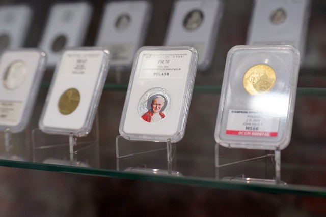 Wystawa monet o Janie Pawle II w Człuchowie