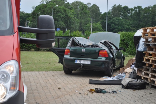 Wypadek na ul. Śremskiej w Mechlinie. VW golf staranował ogrodzenie