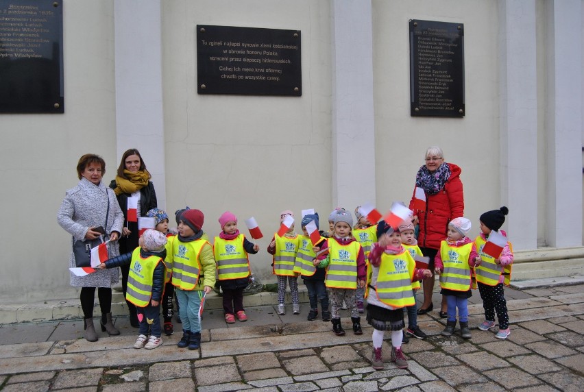 Dzieci z przedszkola nr 3 w Kościanie świętują niepodległość ZDJĘCIA 