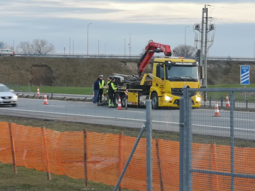 Wypadek na A1 w Lisewie. Terenówka uderzyła w lawetę [zdjęcia]