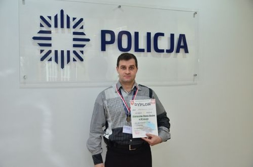 Mistrzostwa Miasta Konina w Pływaniu - Policjant na podium