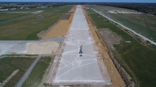 Budowa pasa startowego na lotnisku w Radomiu posuwa się do przodu. Ma on 2,5 kilometra długości.