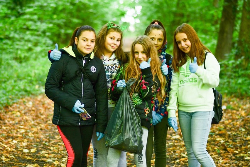 Młodzież sprząta lasy po turystach. Leśnicy dziękują i zapraszają na Wielką Sowę (ZDJĘCIA)