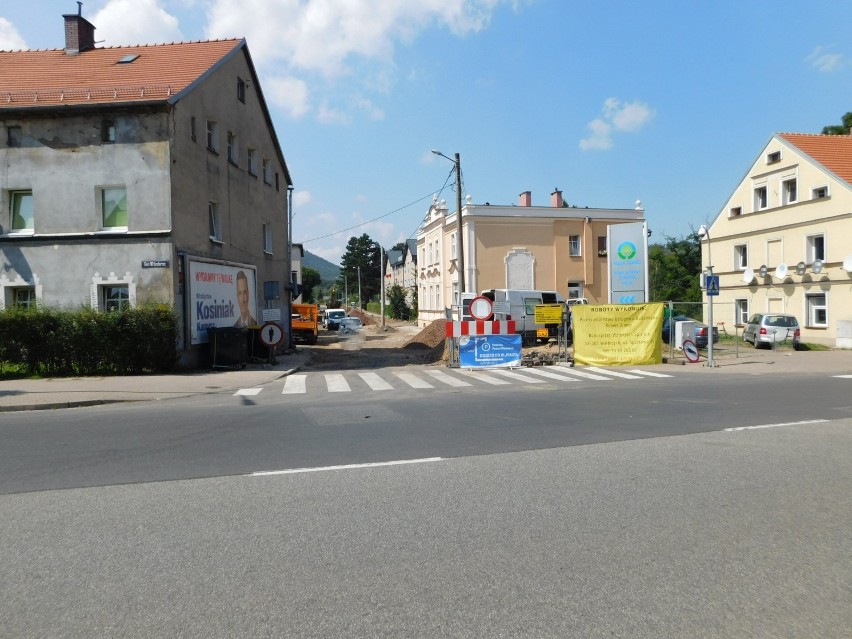 Remont Ratuszowej na niemiłosiernym upale. Budowlańcy się nie poddają [ZDJĘCIA]