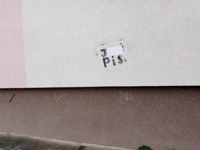 Wulgarne napisy pojawiły się na kilku budynkach w Przemyślu.