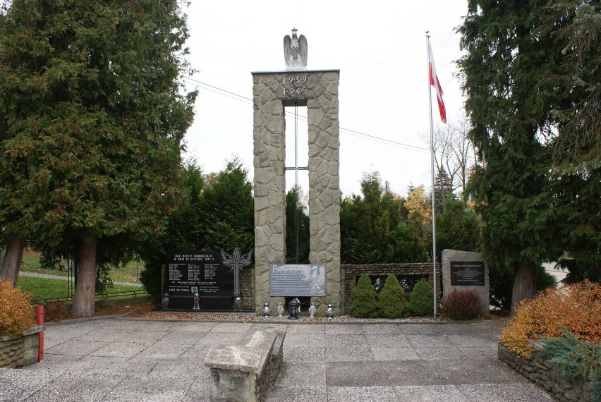  Uczniowie zapalili znicze przy pomnikach ofiar okupacji niemieckiej