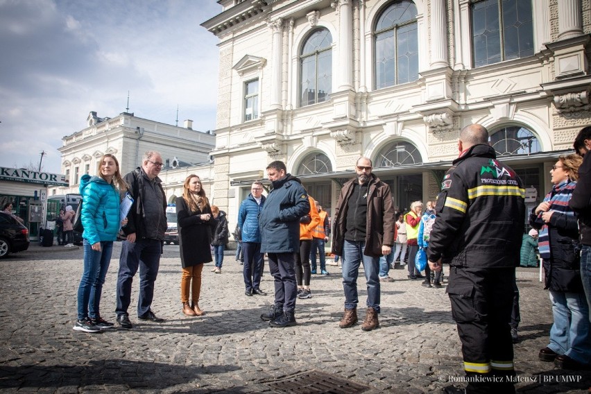 Włosi odwiedzili Jarosław, Przemyśl i Medykę. Przywieźli dwa tiry z pomocą humanitarną [ZDJĘCIA]