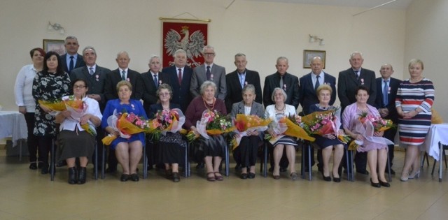 W Kikole odbyła się miła uroczystość. Dziewięć par małżeńskich zostało uhonorowanych przez Prezydenta RP medalami za długoletnie pożycie małżeńskie, które wręczył im wójt Józef Predenkiewicz w towarzystwie Jacka Sadowskiego, przewodniczącego Rady Gminy w Kikole. W gronie dostojnych jubilatów znaleźli się: Anna i Stanisław Barczewscy, Jarka i Tadeusz Cieszyńscy, Grażyna i Jan Frelichowscy, Weronika i Bolesław Gliwińscy, Halina i Antoni Marcinkowscy, Alicja i Eugeniusz Romanowscy, Zofia i Tadeusz Sadowscy, Halina i Włodzimierz Szarszewscy oraz Barbara i Ireneusz Wojciechowscy.
Życzono zdrowia, które niezależnie od wieku jest najważniejsze, i kolejnych jubileuszy. 

Więcej w „Tygodniku Lipnowskim”.