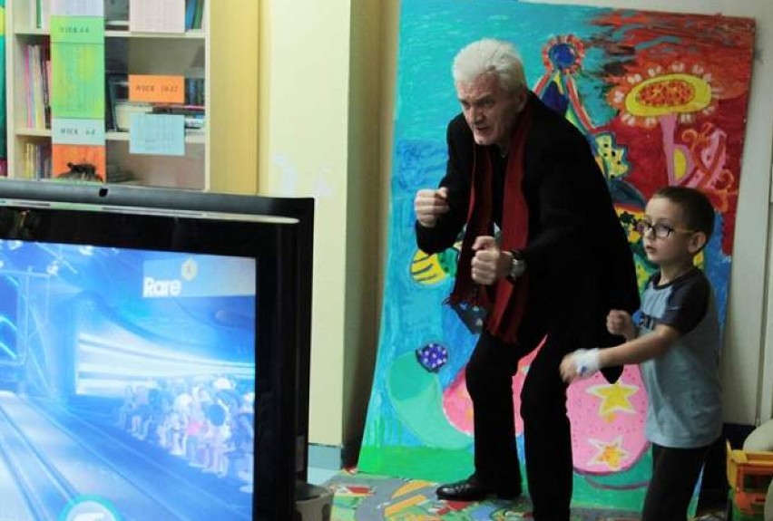 Gwiazdor odwiedził dzieci w szpitalu w Zielonej Górze. "Uśmiech nagrodą" (zdjęcia)