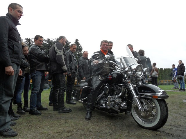 Ks. Michał Macherzyński na swoim motorze w towarzystwie motocyklistów