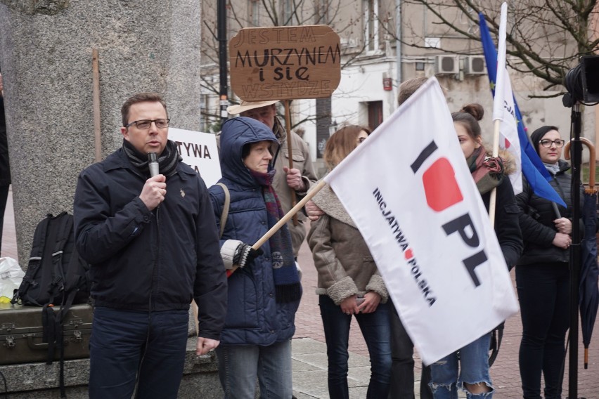 Manifestacja Solidarni przeciw rasizmowi w Łodzi [ZDJĘCIA FILM]