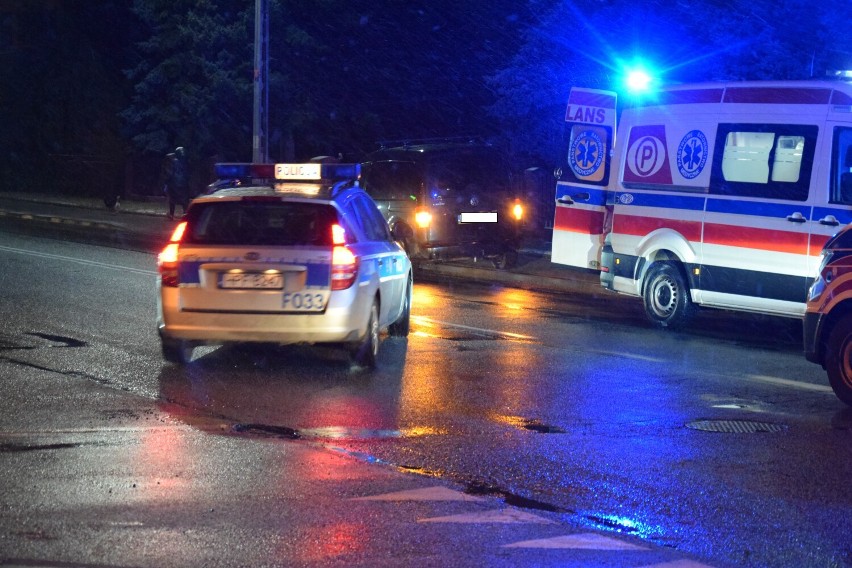 Wypadek na ulicy 18 Stycznia w Wieluniu. Doszło do potrącenia pieszego, mężczyzna nie żyje 