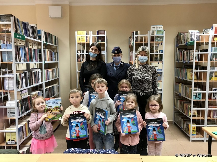 Dzieci spotkały się z panią kolejarz w bibliotece FOTO