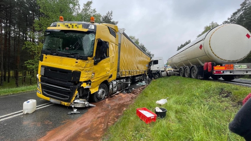 Wypadek na DK 10 pod Bydgoszczą. Zderzenie pojazdów ciężarowych, w tym cysterny z gazem [zdjęcia]